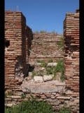 07355 ostia - regio iv - insula iii - domus delle colonne (iv,iii,1) - suedkorridor - suedwestende - raum (g) - ri treppe an der suedostseite - gesehen von der via della caupona - 06-2024.jpg